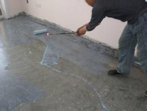 歐耐克界面劑的用途：主要用于大理石、墻面等光滑面粘貼前處理。歐耐克工程師曾做過實驗，可以通過界面劑在玻璃上、瓷磚上貼瓷磚，粘接牢固，沒有掉磚情況。界面劑現(xiàn)場施工圖