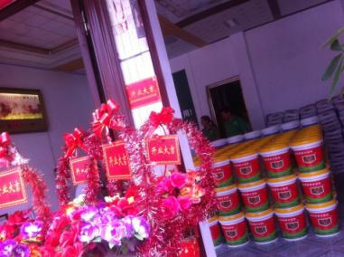 賀喜羅城梁總形象店開(kāi)業(yè)！梁總是歐耐克防水的老客戶，一直是河池宜州的代理，在宜州防水市場(chǎng)具有很強(qiáng)的市場(chǎng)影響力。2015年，梁總加大了在防水方面的投入，在羅城開(kāi)了一家新的防水店——?dú)W耐克防水羅城形象店。